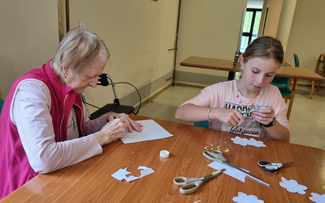 Likovna delavnica z oskrbovankami Doma upokojencev Podbrdo